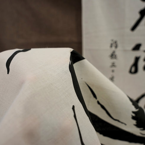 手捺染で染めた手ぬぐいの生地と墨線の質感